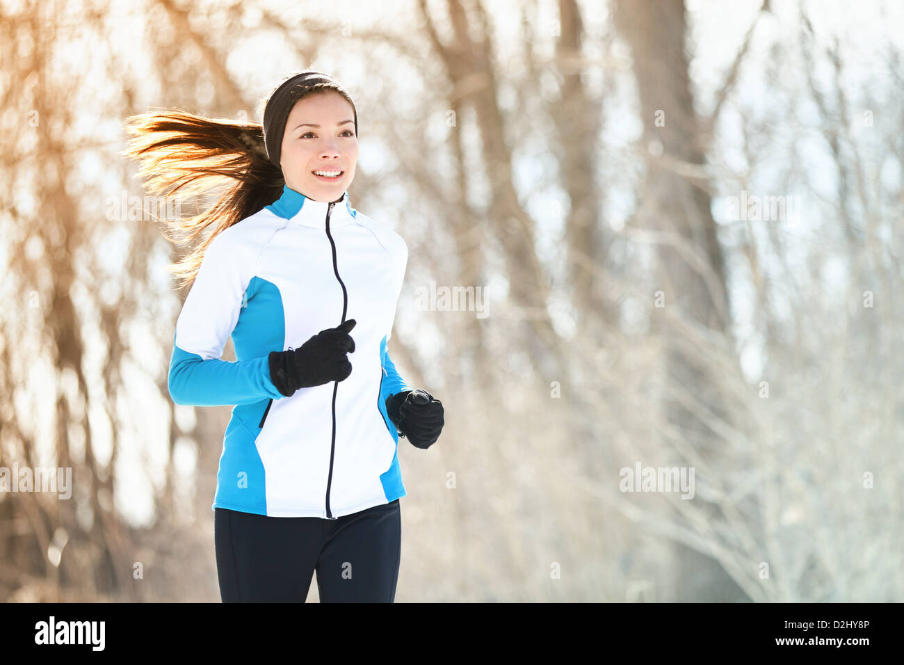 Belle jeune femme athlète en exécutant des vêtements chauds en hiver, dans la neige froide météo Banque D'Images