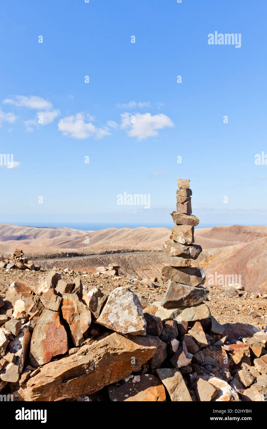 Les roches empilées de signalisation à la montagne volcanique de Fuerteventura Banque D'Images