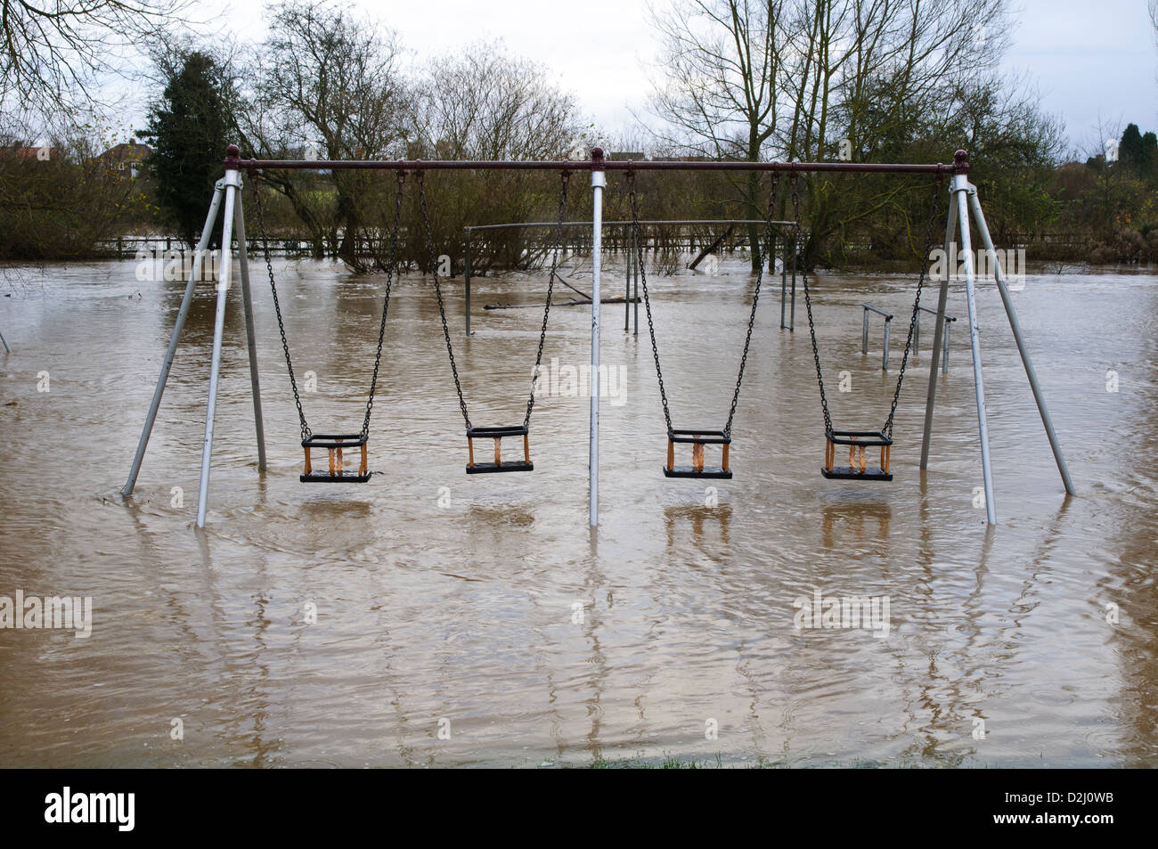 Une aire de jeux avec balançoires et portiques inondés par les crues de la morue Beck, Thirsk Banque D'Images