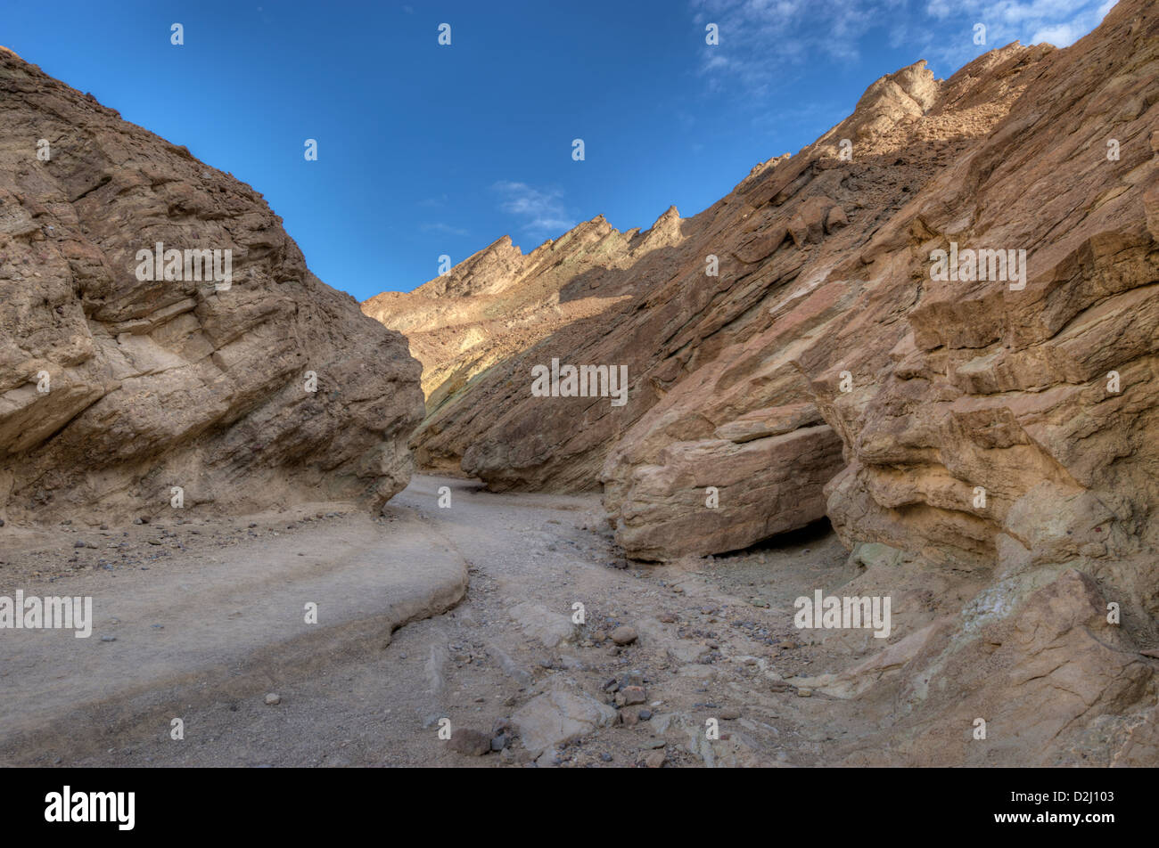 Incliné des couches de roches jeter témoins muets d'un passé géologique avec violence dans le parc national de Death's Golden Canyon Banque D'Images