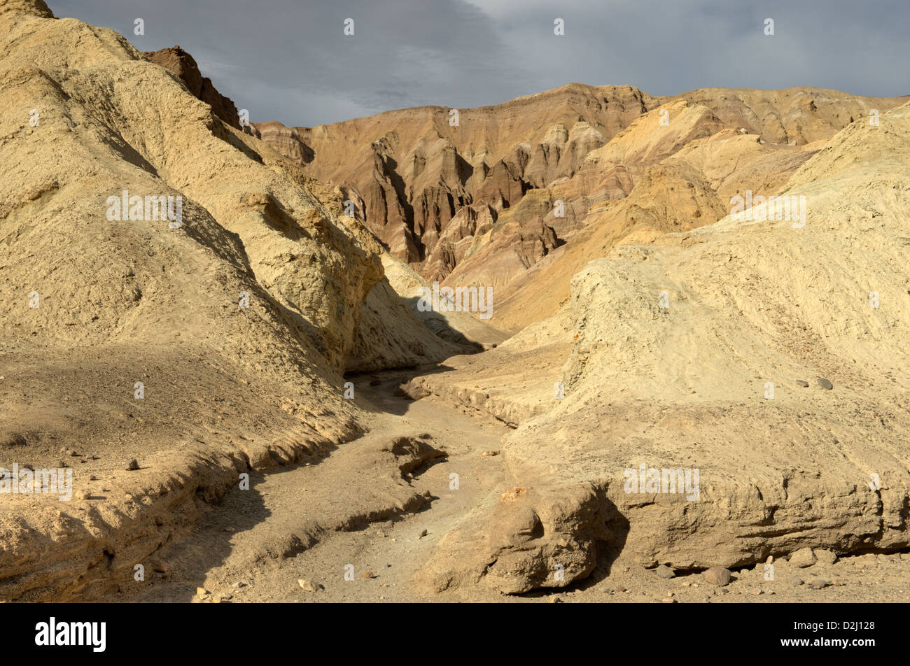 L'une des dizaines de ravins latéraux qui peuvent être explorées à partir de la Golden Canyon trail in California's Death Valley National Park Banque D'Images