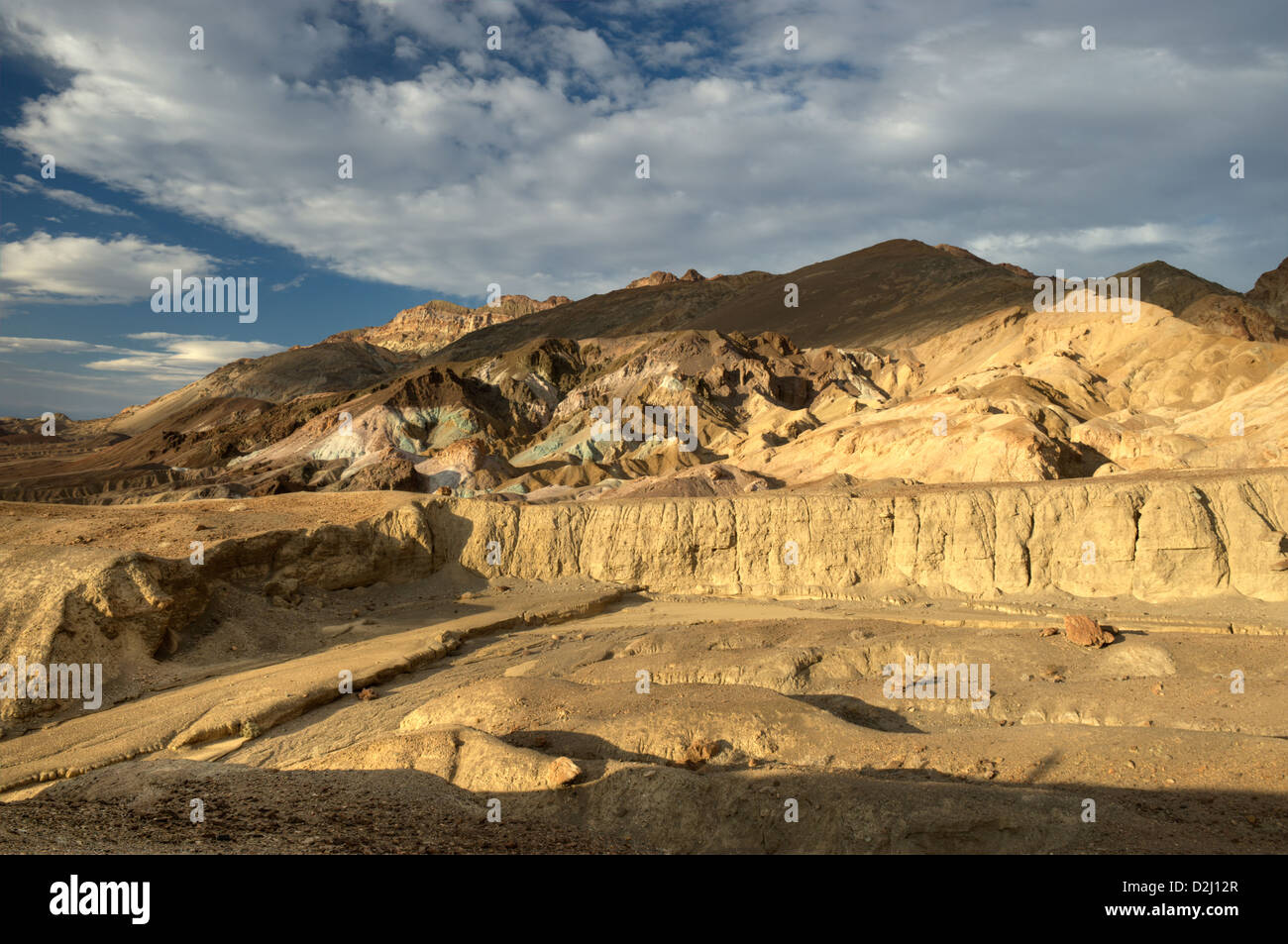 L'attraction connue sous le nom de palette de l'artiste, comme vu à travers un lavage à sec, sans nom dans la Death Valley National Park. Banque D'Images