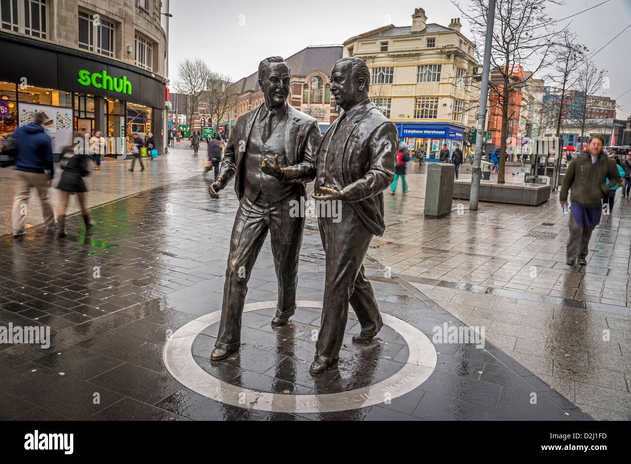 La statue de football et les magasins millionnaires Sir John ( à gauche) et son frère Cecil Moores dans Lord Street Liverpool. Banque D'Images