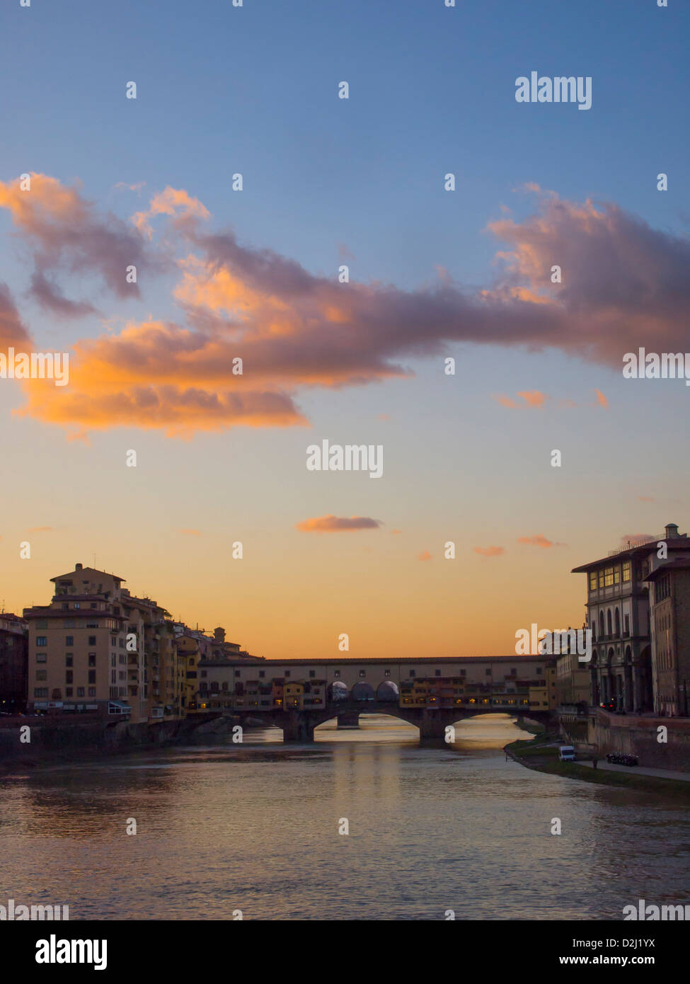 Italie,Toscane,Florence, de l'Arno et le Ponte Vecchio au coucher du soleil. Banque D'Images