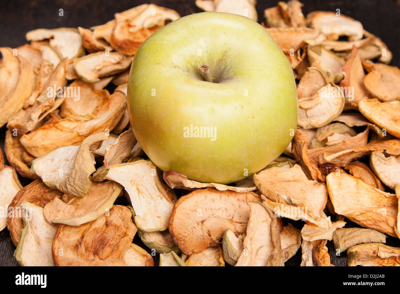 Tranches de pommes séchées avec une pomme fraîche Banque D'Images