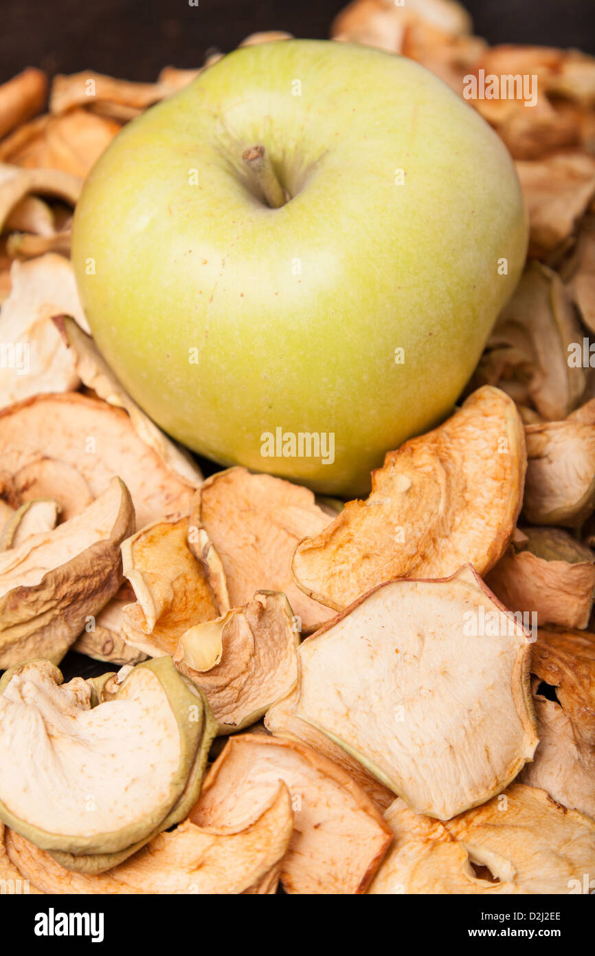 Tranches de pommes séchées avec une pomme fraîche Banque D'Images