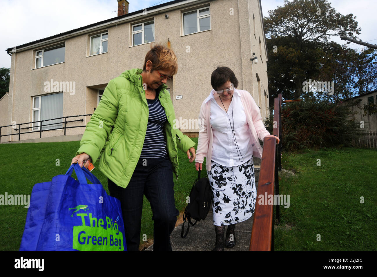 Une jeune femme handicapée vit de façon autonome avec l'aide de sa garde, elle va faire les courses. Banque D'Images