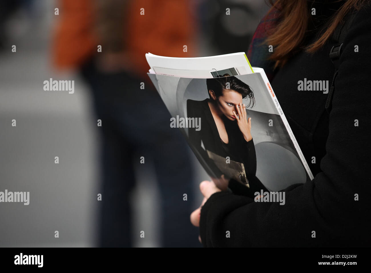 Berlin, Allemagne, attendant femme sur la plate-forme avec un magazine féminin Banque D'Images