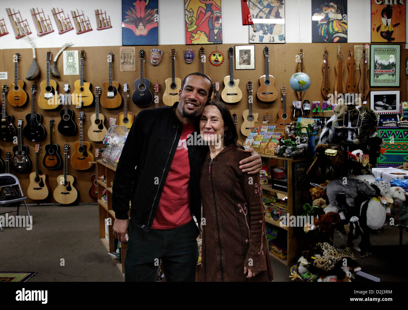 8 décembre 2012 - Claremont, Californie, États-Unis - Ben Harper et sa mère Ellen  Chase-Verdries rire ensemble chez lui, ''magasin de musique Folk Music  Center'' à Claremont, Californie, le 8 décembre 2012. (