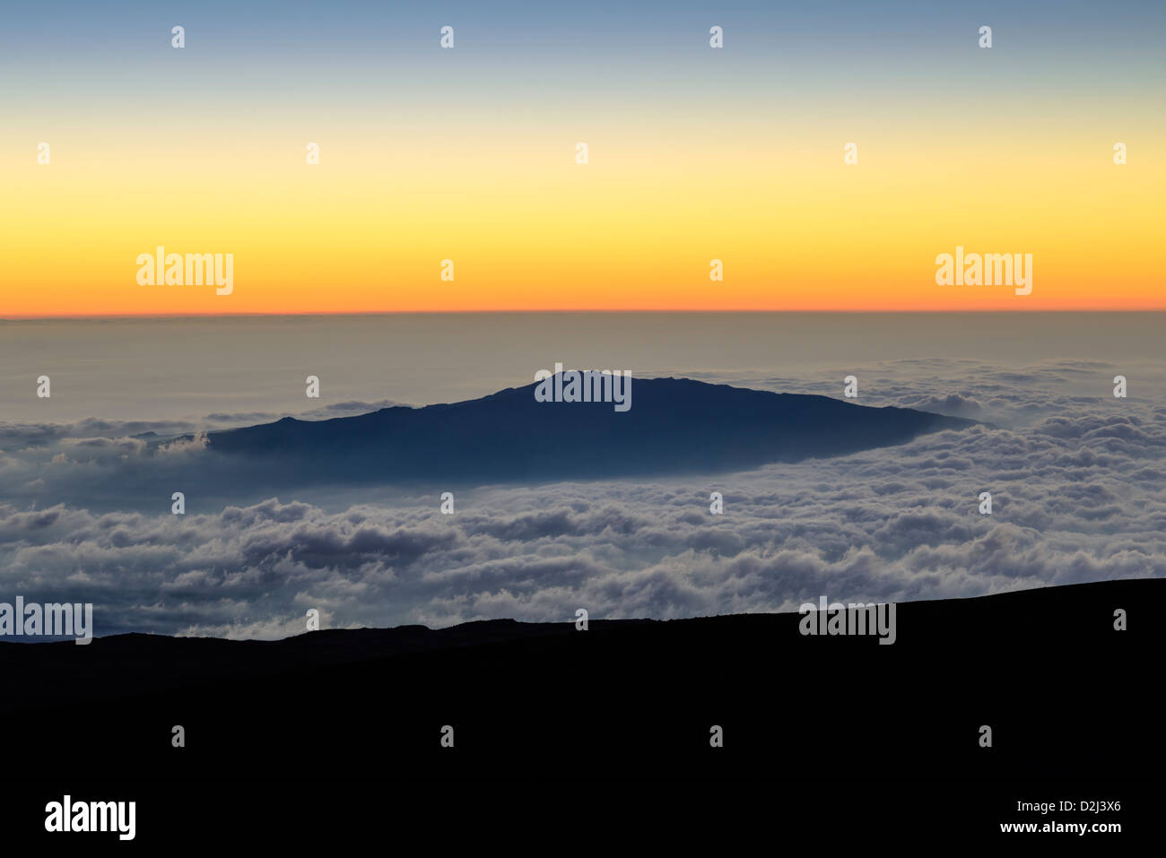 Vue depuis le sommet du Mauna Kea au coucher du soleil, Big Island, Hawaii, USA Banque D'Images