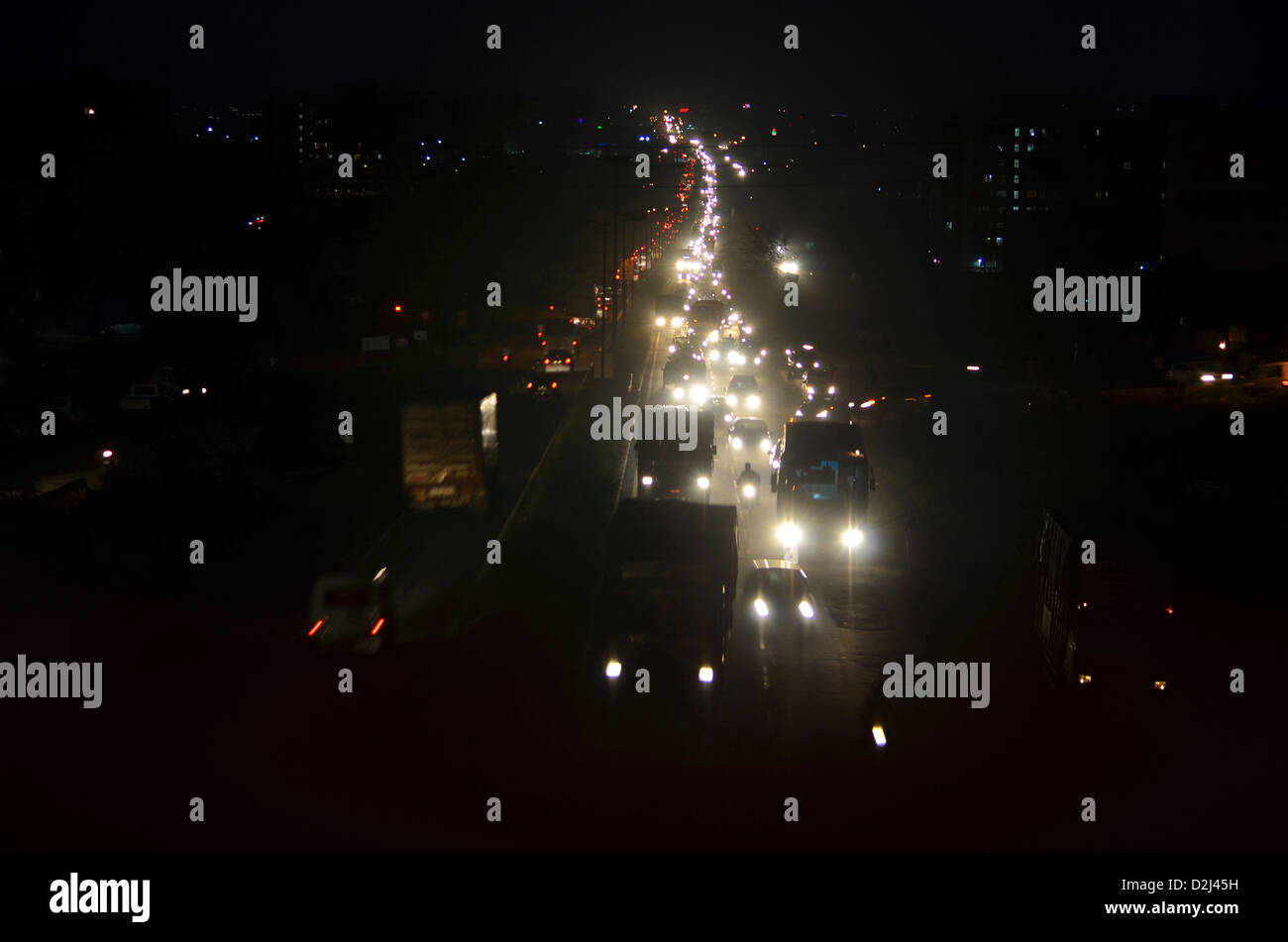 Le trafic de nuit sur l'autoroute, Pune, Inde Banque D'Images