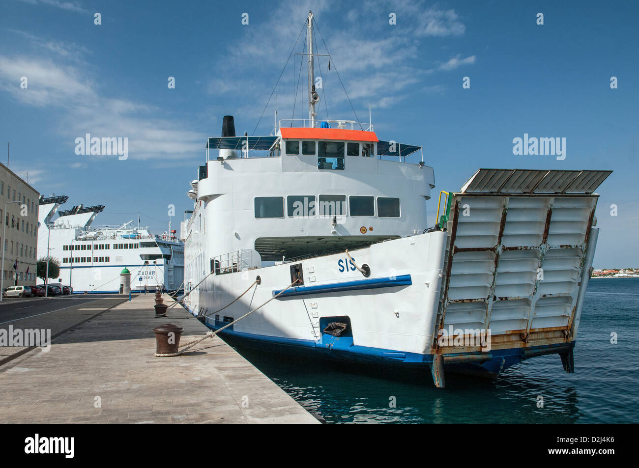 Car-ferry amarré à Zadar en Croatie sur la côte dalmate Croate Banque D'Images