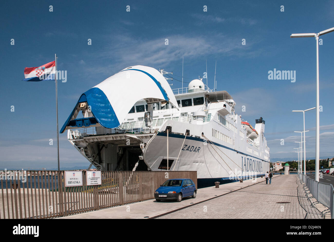 Car-ferry amarré à Zadar en Croatie sur la côte dalmate Croate Banque D'Images