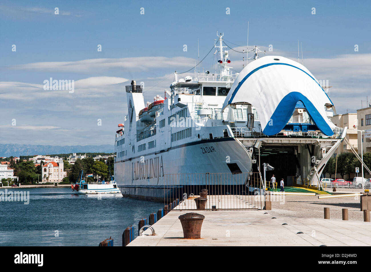 Car-ferry amarré à Zadar en Croatie sur la côte Croate Banque D'Images