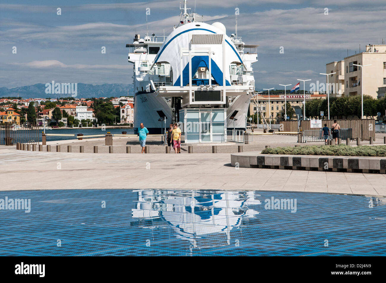 Car-ferry amarré à Zadar en Croatie sur la côte dalmate Croate Banque D'Images