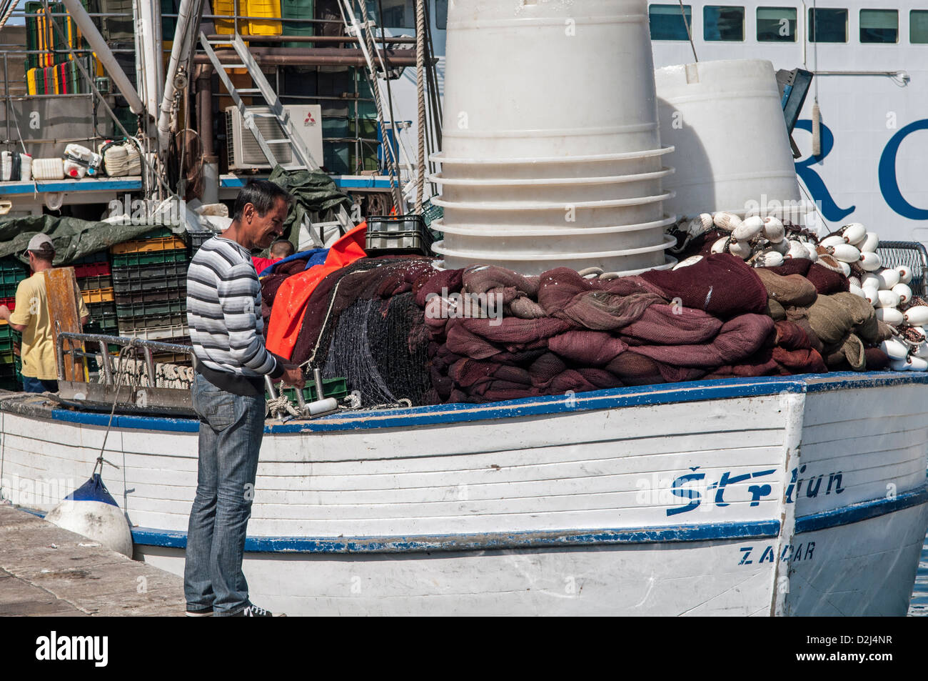 Les pêcheurs et la pêche Bateau amarré jusqu'à Zadar sur la côte dalmate, en Croatie Banque D'Images