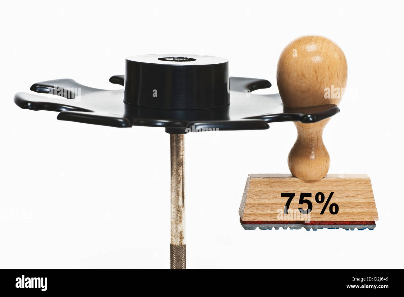 Un seul timbre suspendu dans un rack de timbres, il a l'inscription 75 pourcentage, arrière-plan blanc Banque D'Images