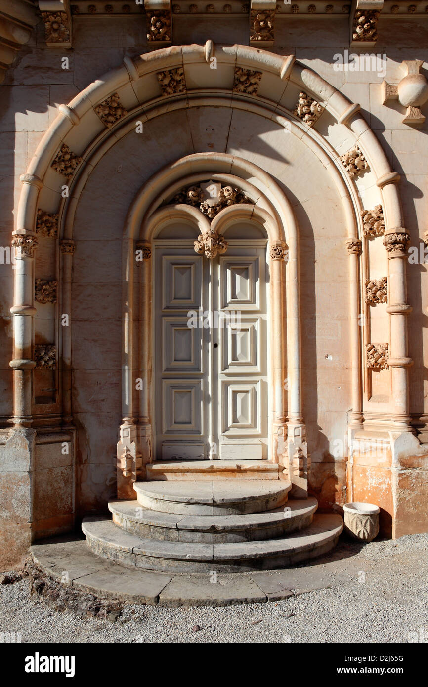 Un néo-cintrées porte manuéline au Palais de Busaco à Luso, Portugal. Banque D'Images