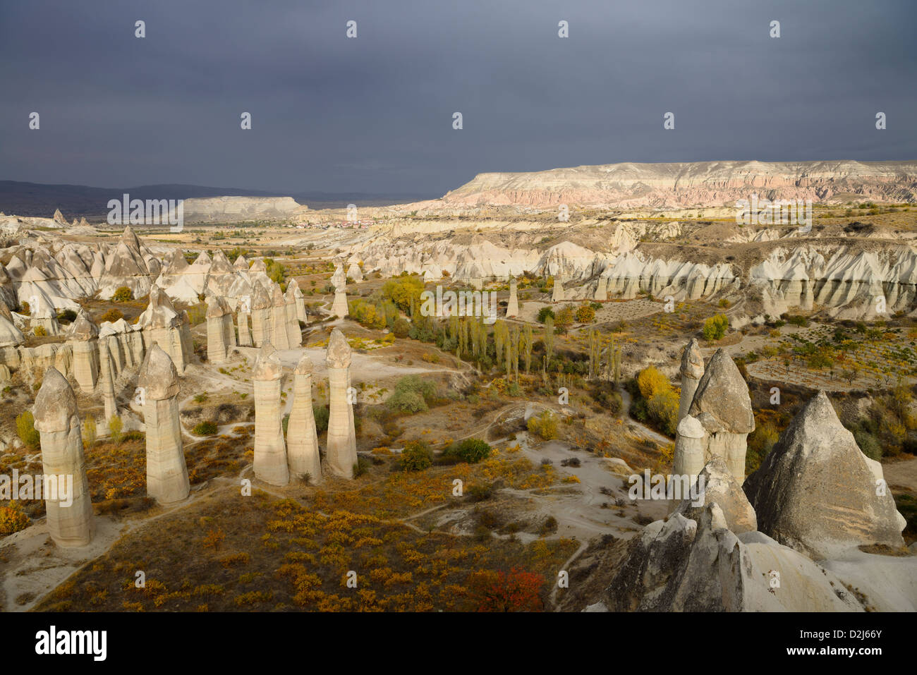 Cheminées de fées phallique dans la vallée de l'amour du parc national de Göreme Turquie avec soleil du soir Banque D'Images