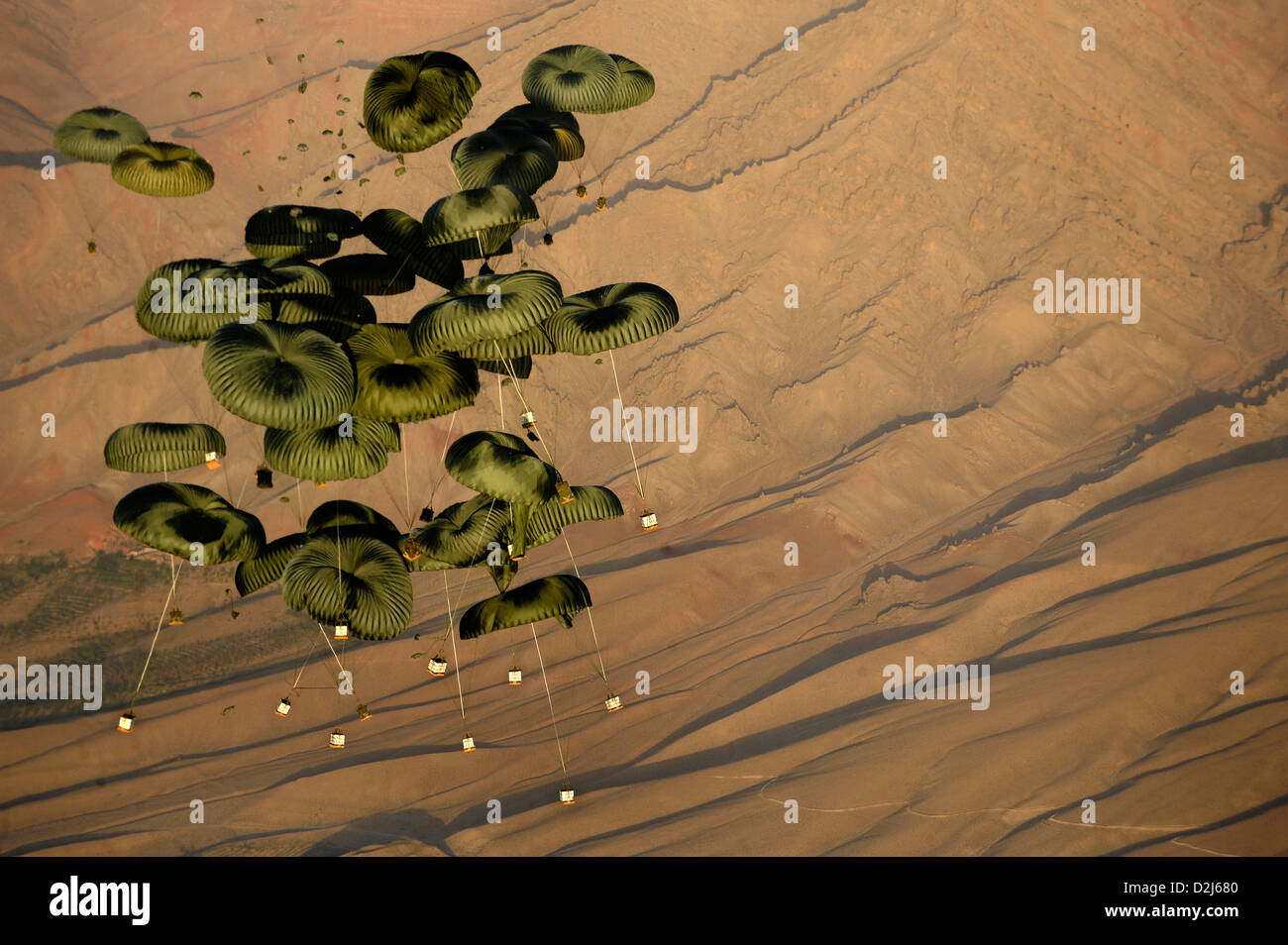 Palettes de marchandises à partir d'une liste déroulante US Air Force C-17 Globemaster III à la base d'opérations en Afghanistan le 27 août 2009. Banque D'Images