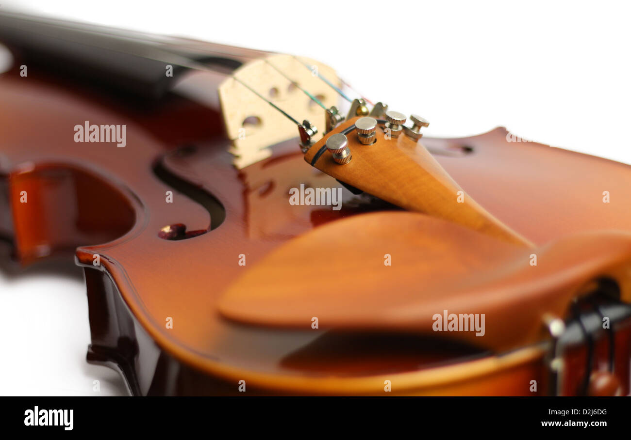 Close-up of a amateurs le violon avec l'accent sur la fine tuner pour les cordes. Banque D'Images