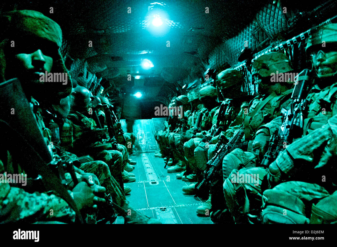 Les parachutistes américains et de soldats de l'Armée nationale afghane voyager à bord d'un CH-47 Chinook de l'hélicoptère de transport lourd au cours d'une mission d'assaut aérien 4 mai 2012 dans la province de Ghazni, Afghanistan. Banque D'Images