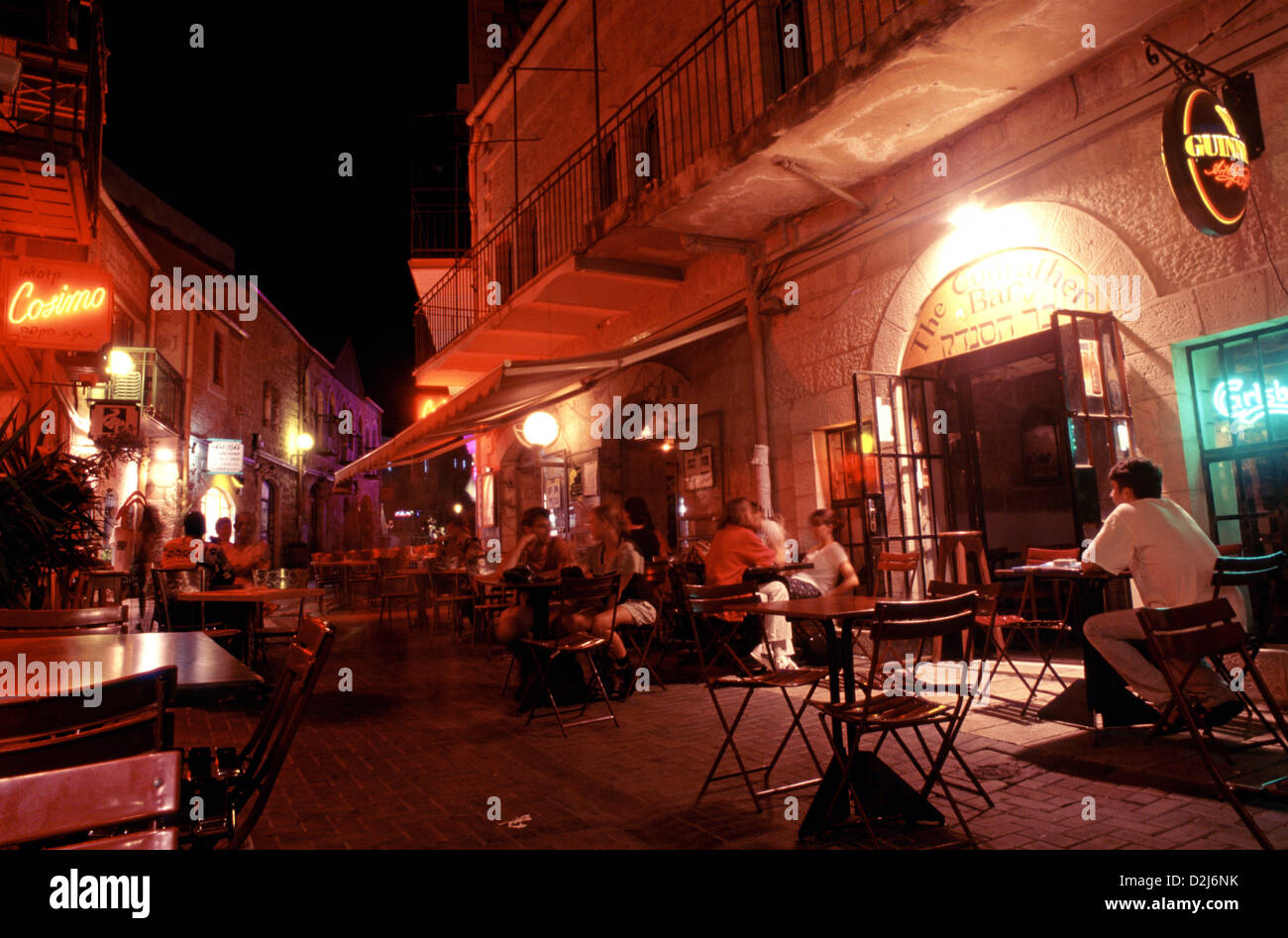 Les gens s'assoient dans des restaurants et des cafés bordés dans la rue Rivlin à Nahalat Shiva un ancien quartier de cour qui était le troisième quartier construit à l'extérieur de la vieille ville de Jérusalem en 1860s. Aujourd'hui, c'est une promenade piétonne bondée bordée de cafés-terrasses. Jérusalem Ouest Israël Banque D'Images