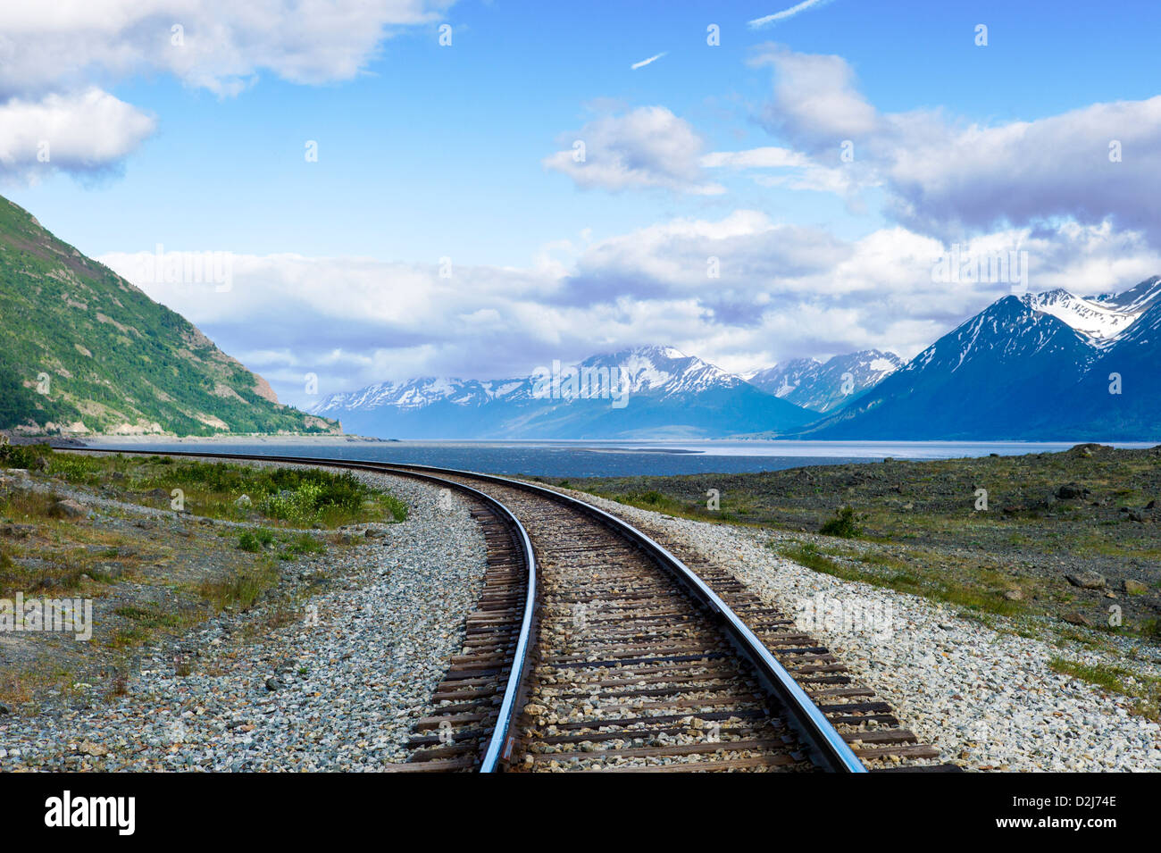 La ligne de chemin de fer le paysage de mer et montagne, au sud de Turnagain Arm, Anchorage, Alaska, USA Banque D'Images