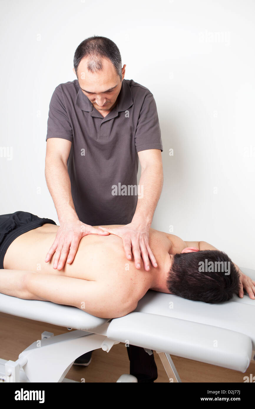 Massothérapeute donnant un massage arrière Banque D'Images