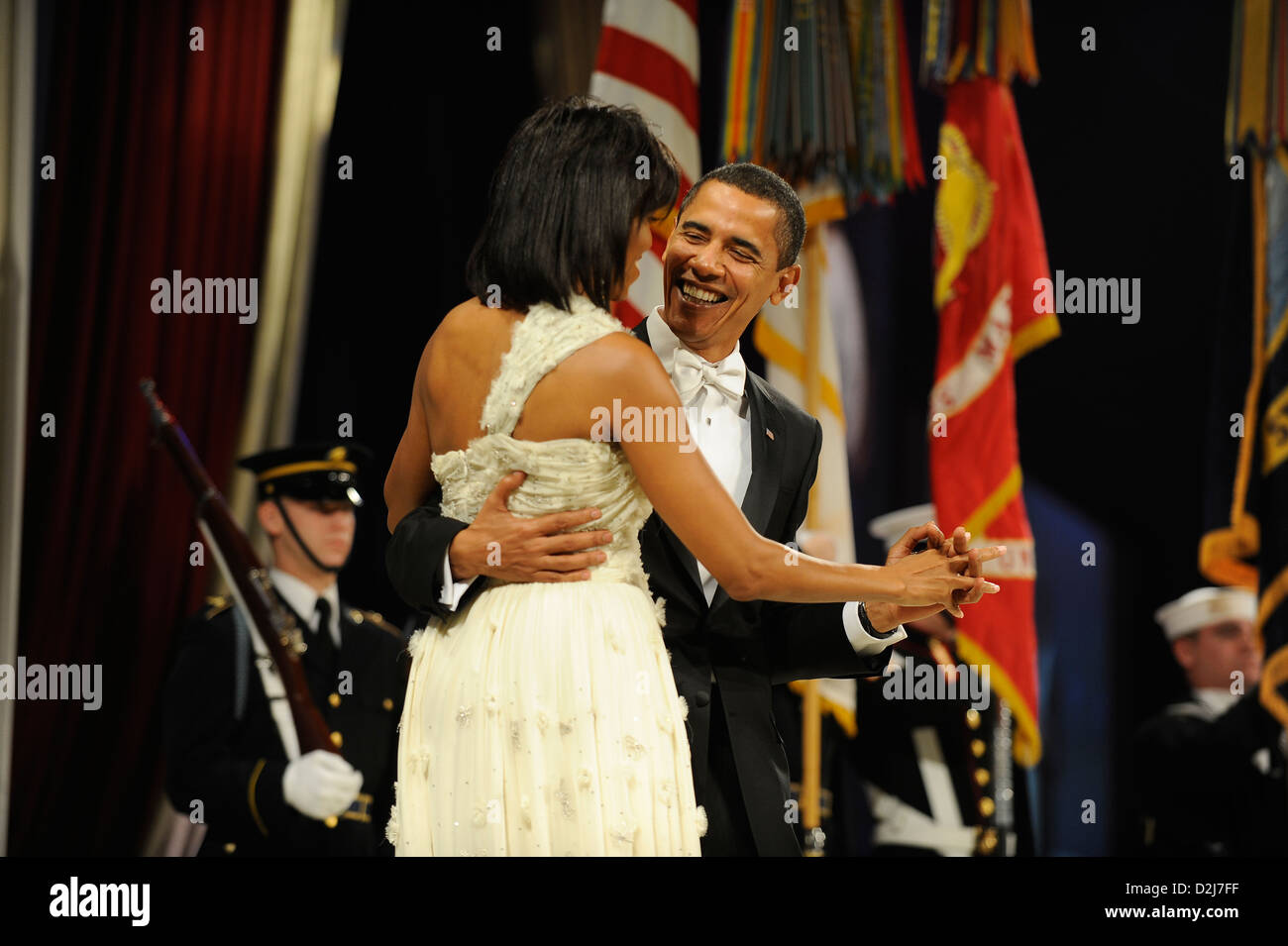 Le président Barack Obama et Première Dame Michelle Obama danse à la Mid-Atlantic Ball à Washington, DC Le 20 janvier 2009. Banque D'Images
