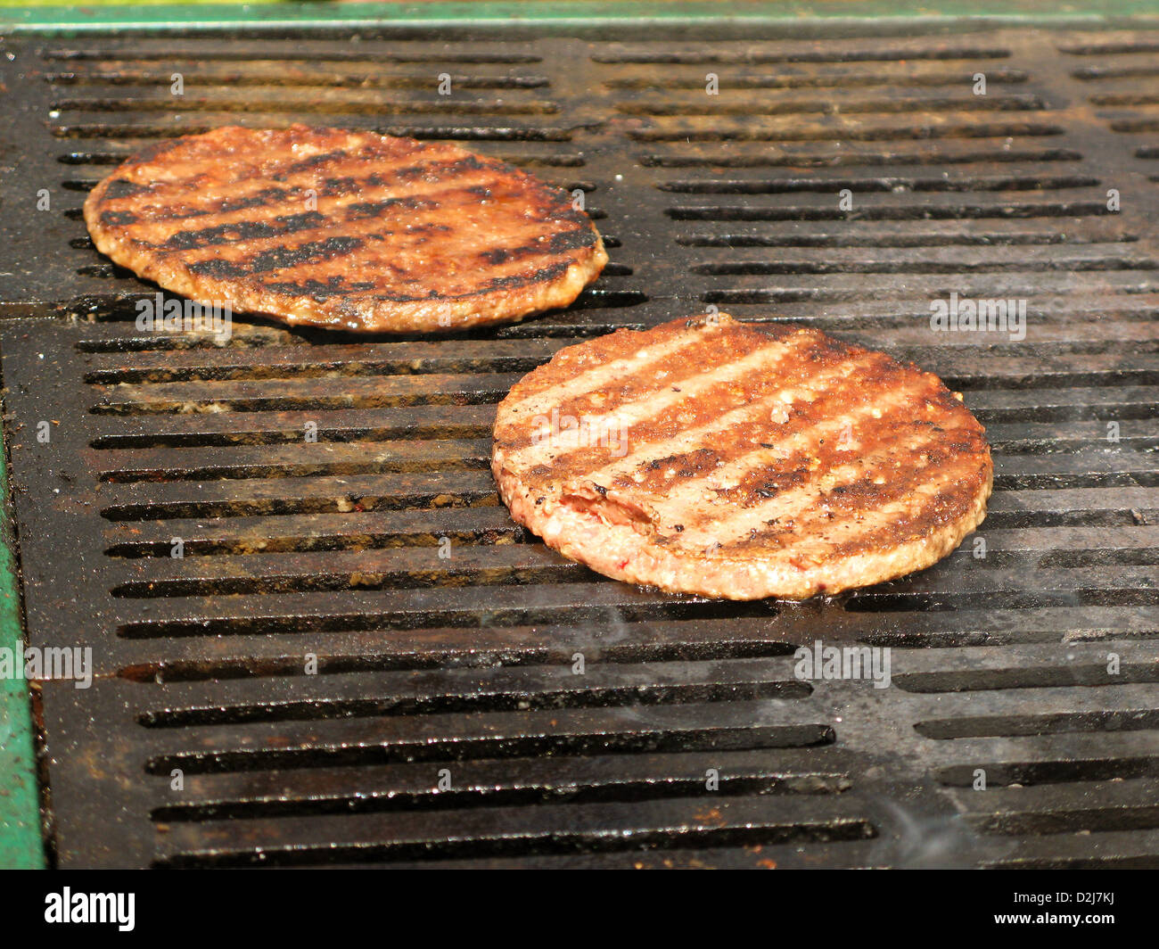 La cuisson sur le barbecue, plaques et rouleaux végétariens hamburgers 15 Juin 2013 Banque D'Images