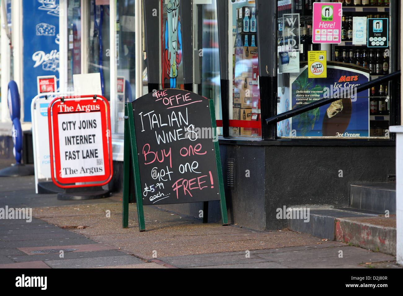 Panneau indiquant une offre pour acheter une bouteille de vin et d'obtenir une licence libre en dehors d'un arrêt à Brighton, East Sussex, UK. Banque D'Images