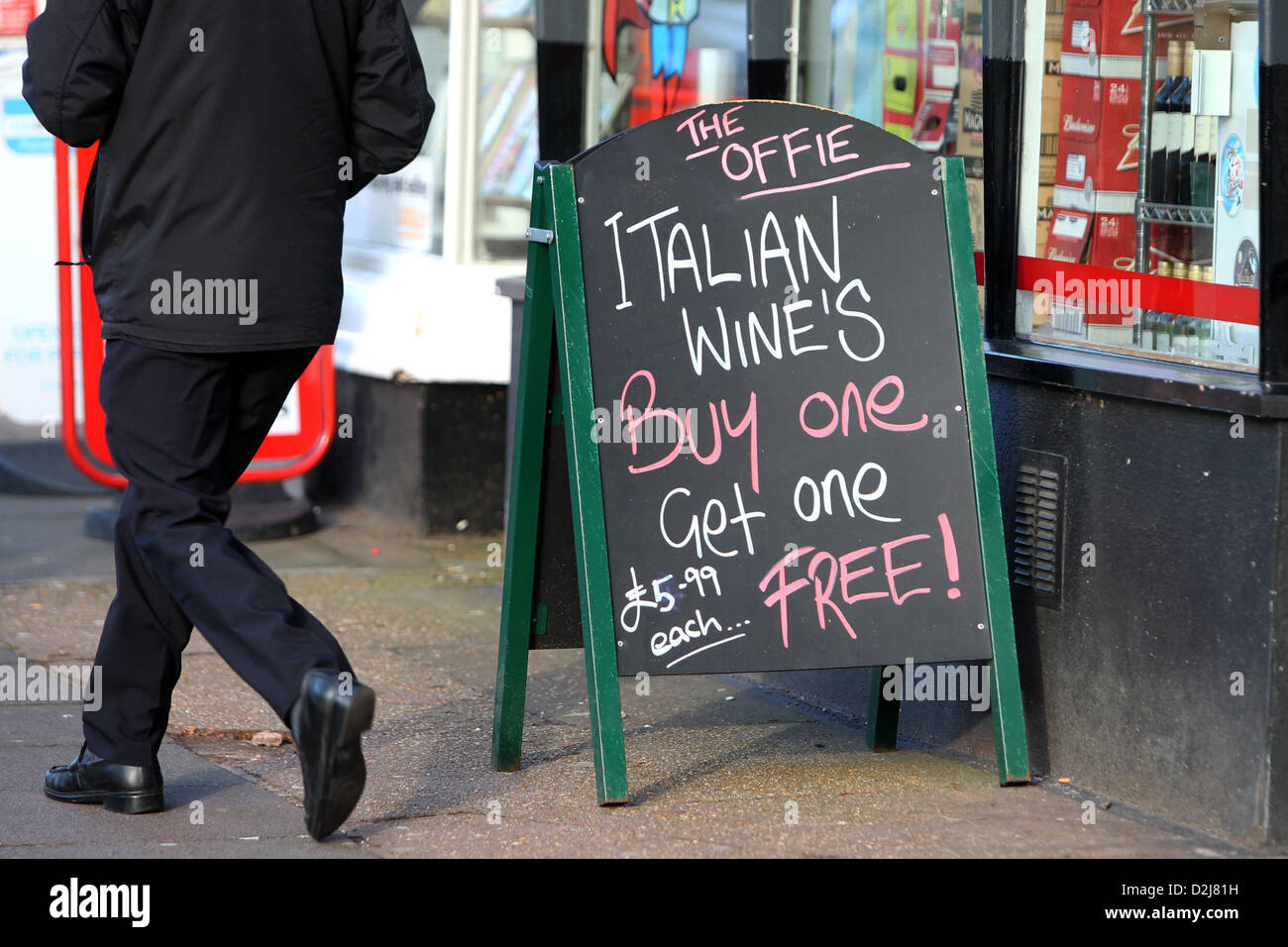 Panneau indiquant une offre pour acheter une bouteille de vin et d'obtenir une licence libre en dehors d'un arrêt à Brighton, East Sussex, UK. Banque D'Images