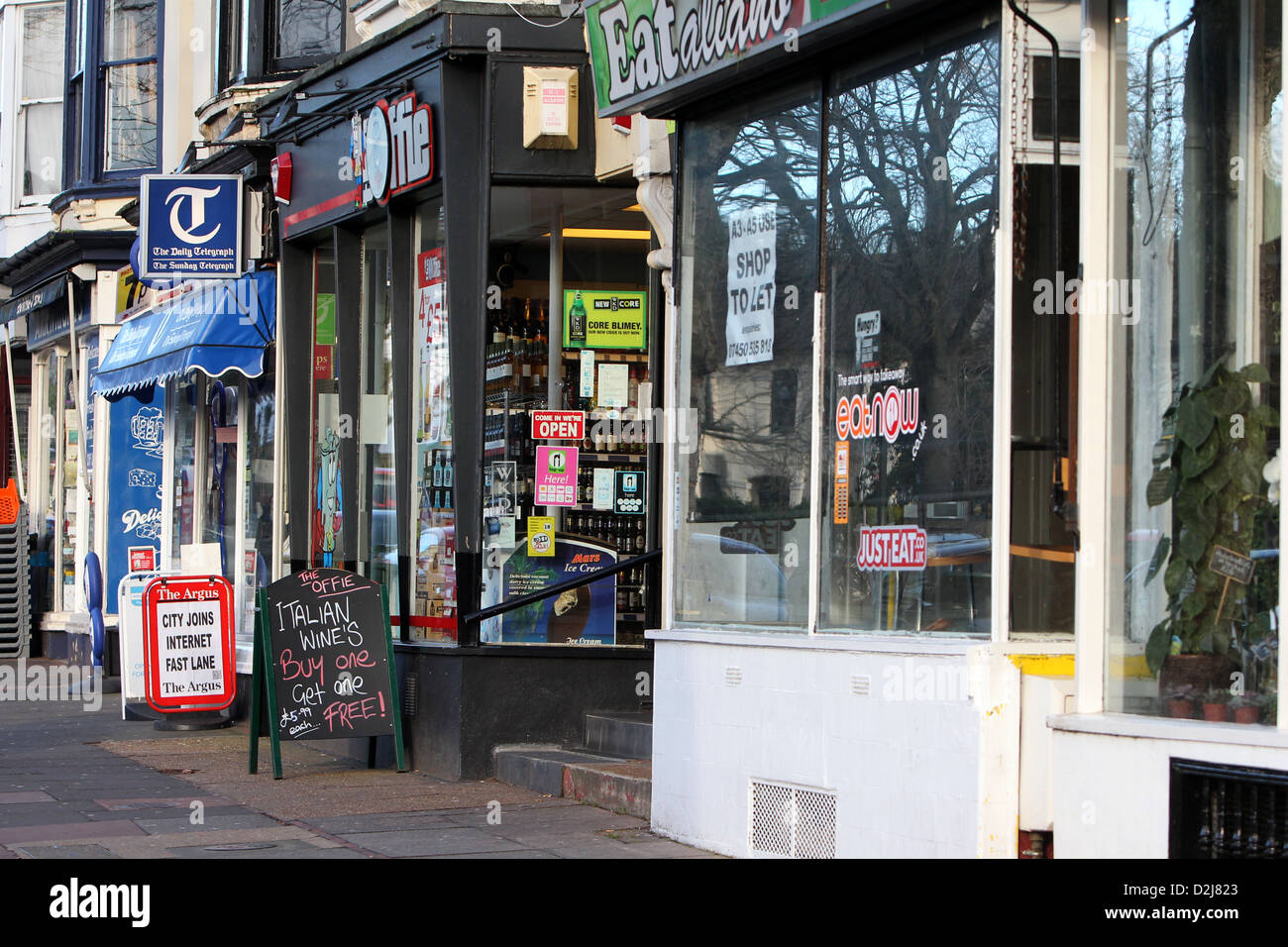 Panneau indiquant une offre pour acheter une bouteille de vin et d'obtenir une licence libre en dehors d'un arrêt à Brighton, East Sussex, UK. Banque D'Images