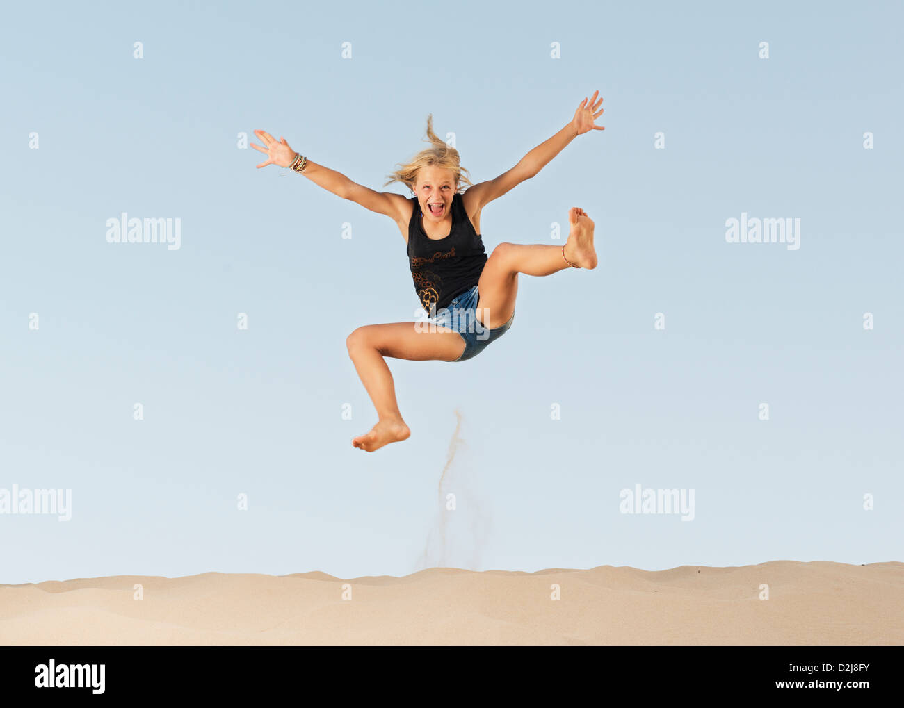 Une jeune fille sauter sur la plage ; tarifa cadiz andalousie espagne Banque D'Images