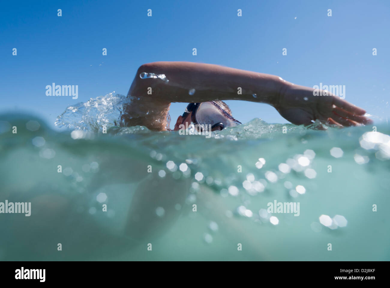Une personne avec des lunettes de natation sur la surface de l'eau ; tarifa cadiz andalousie espagne Banque D'Images