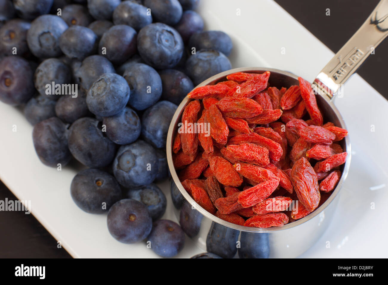 Deux des 'Superfoods' - les bleuets et les baies de Goji Banque D'Images