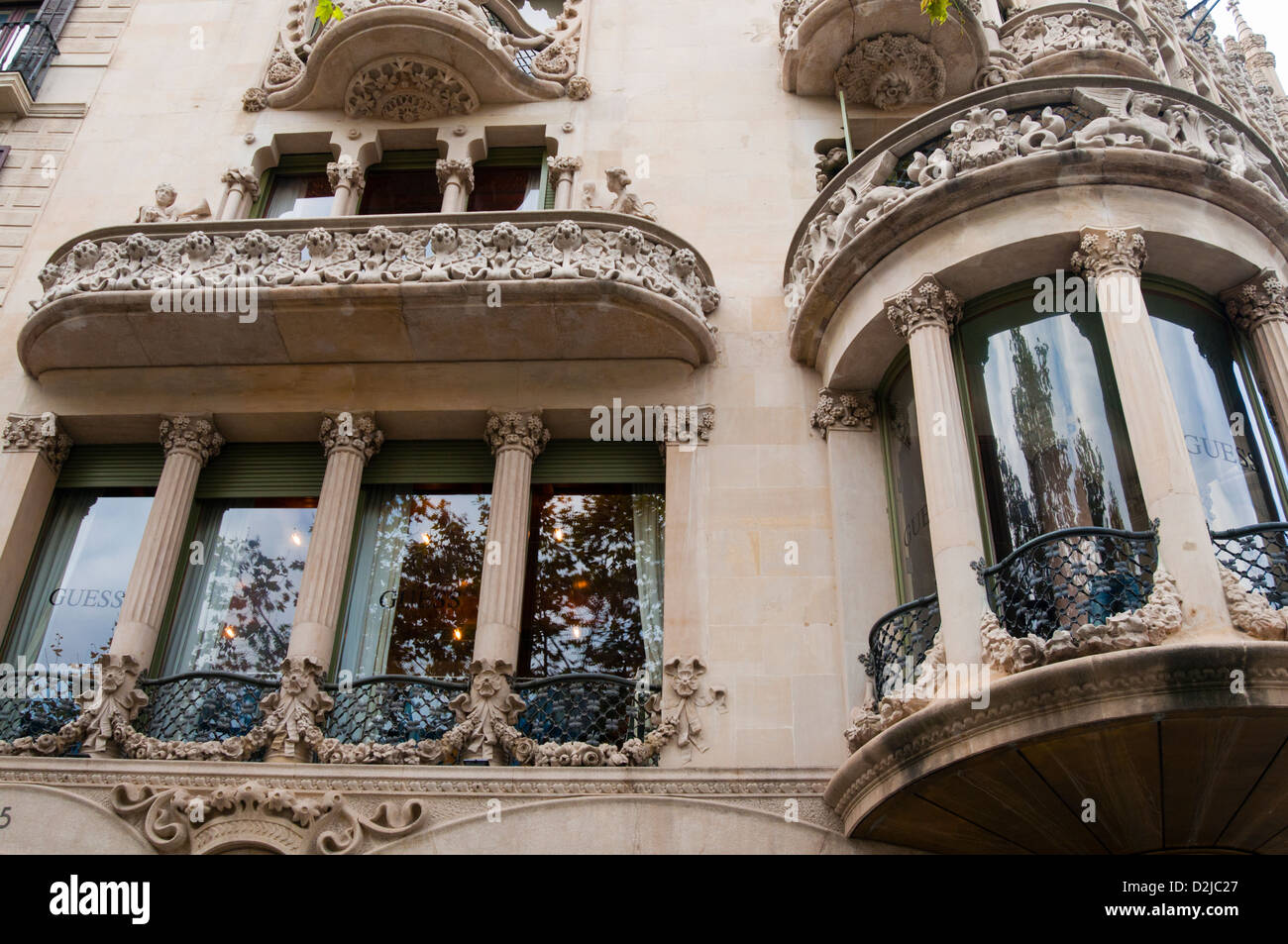 Façade d'un bâtiment dans le Passeig de Gracia, Barcelona, Catalunya (Catalogne) (Catalogne), en Espagne, en Europe Banque D'Images