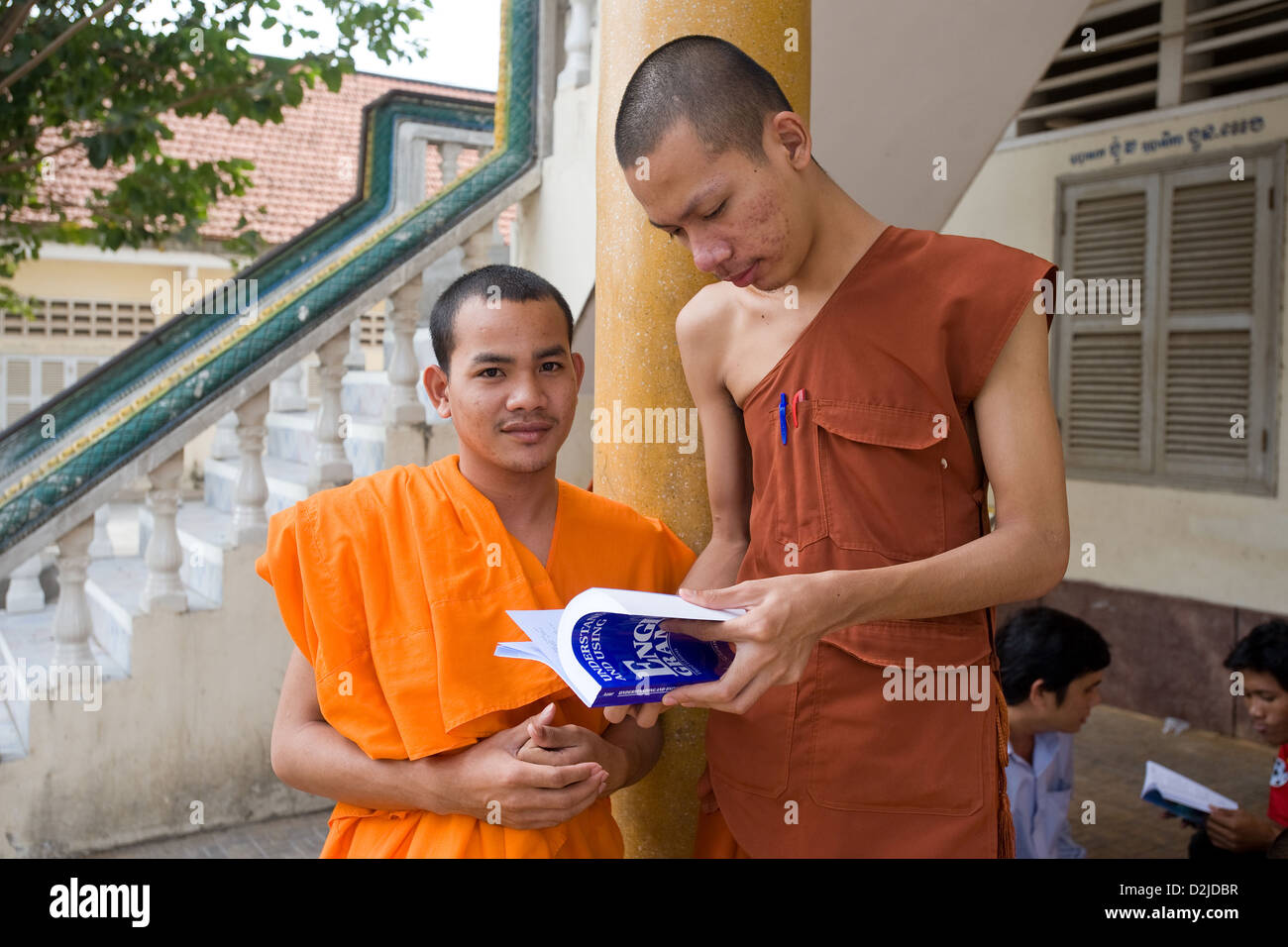 Phnom Penh, au Cambodge, des moines bouddhistes avec un dictionnaire anglais Banque D'Images