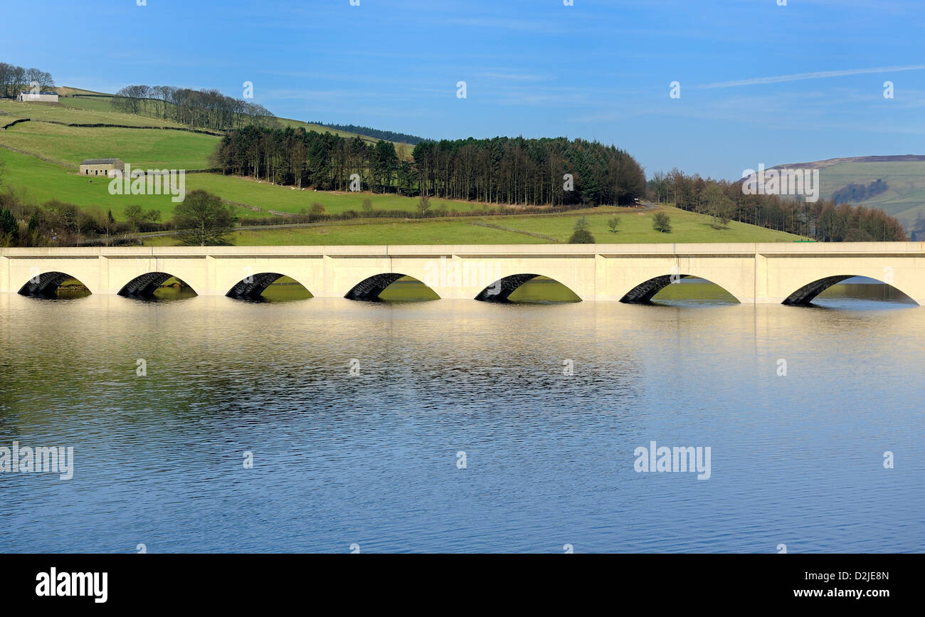 Ashopton viaduc pont ladybower reservoir Derwent Valley Derbyshire, Angleterre, Royaume-Uni Banque D'Images