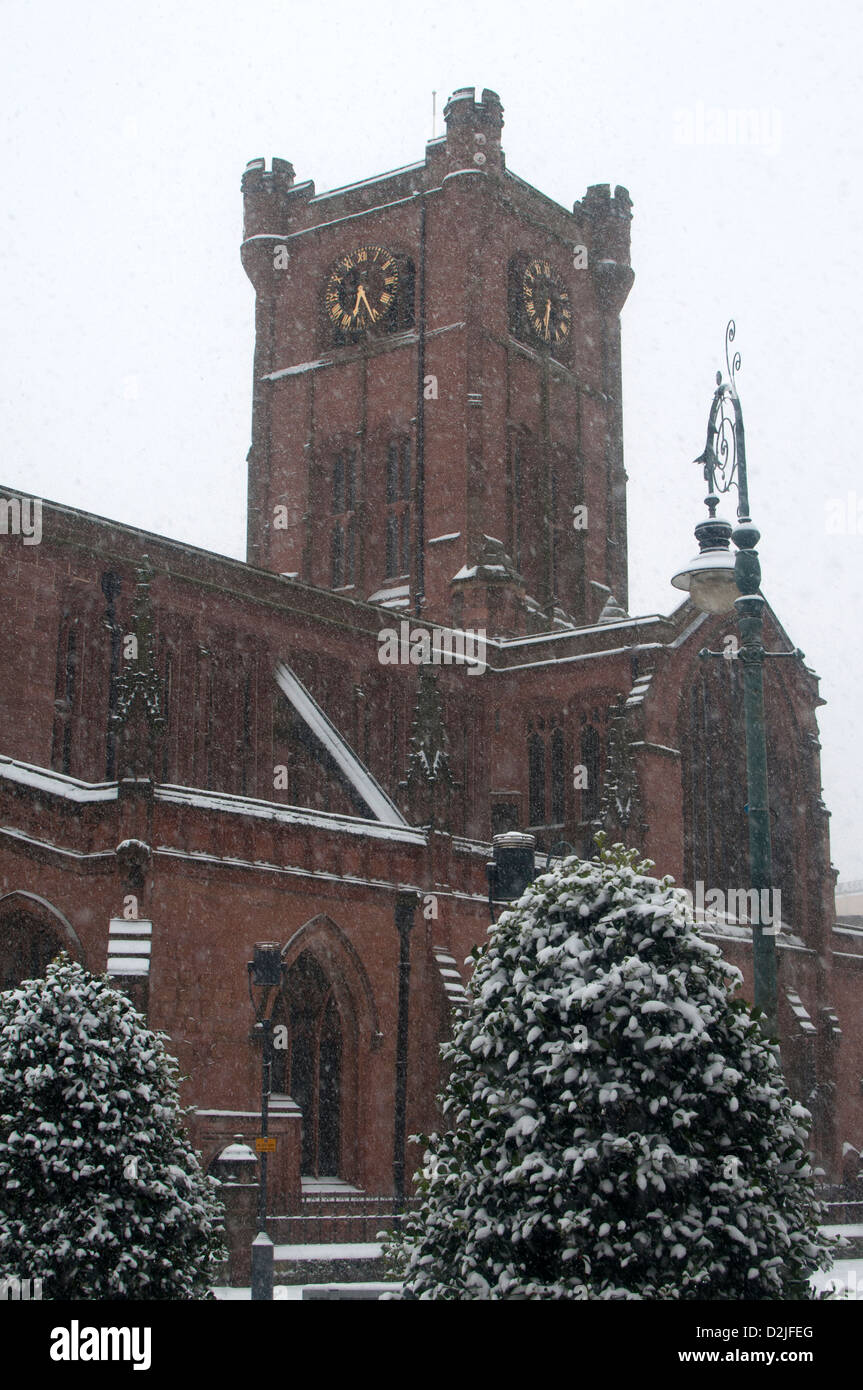 Église Saint Jean-Baptiste en temps de neige, Coventry, Royaume-Uni Banque D'Images