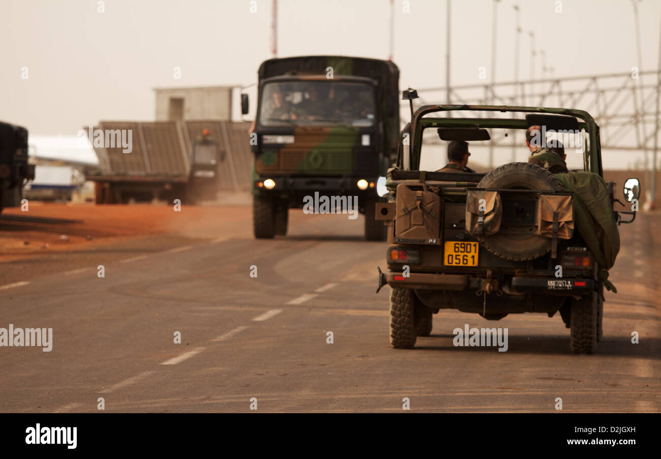 Bamako, Mali. 26 janvier 2013. Les véhicules de l'armée française opérant à l'intérieur de l'aéroport de Bamako, Mali, 26 janvier 2013. George Henton / Alamy Live News. Banque D'Images