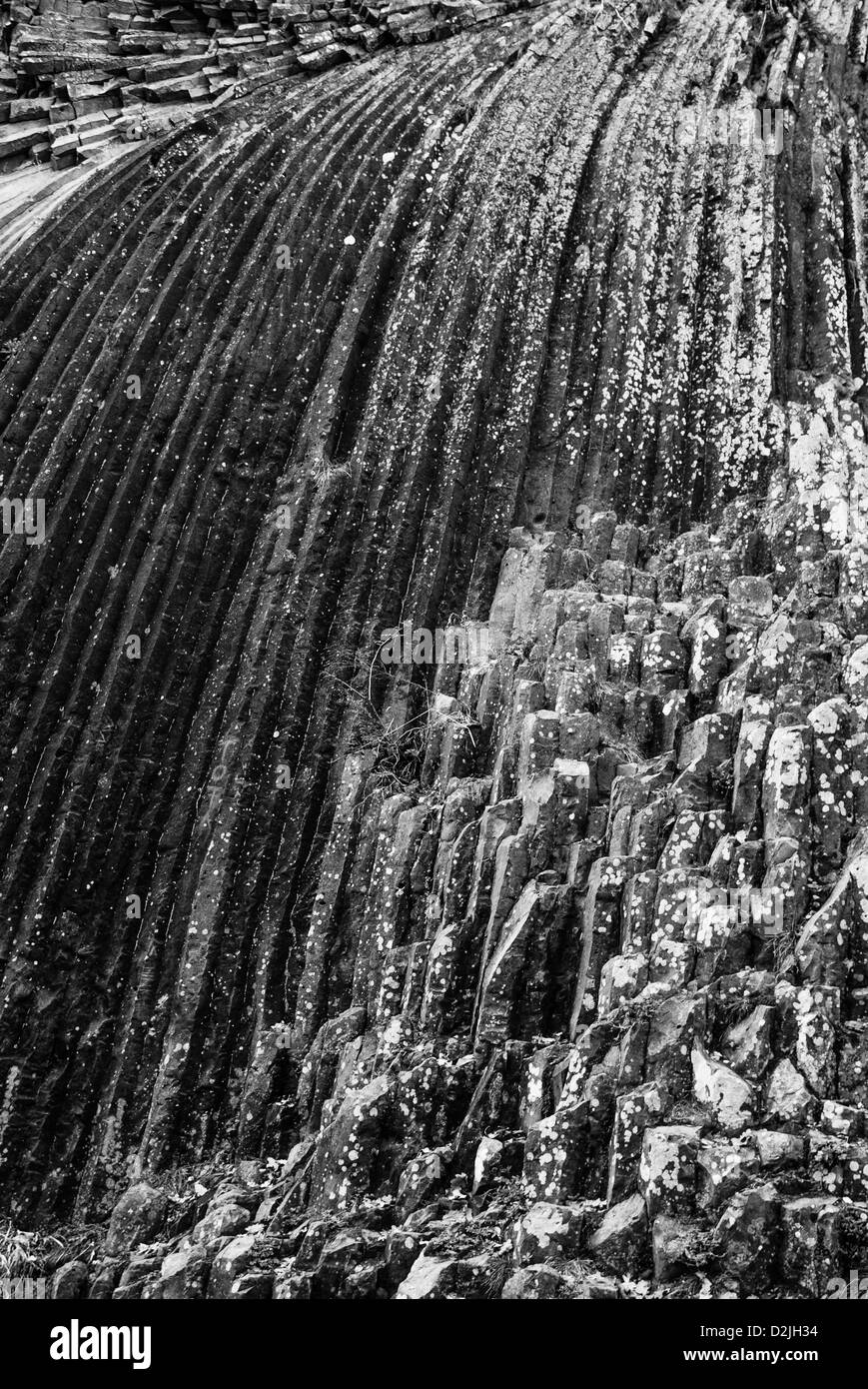 Formation rocheuse érodée - Stone (basalte) texture comme une chute en noir et blanc Banque D'Images
