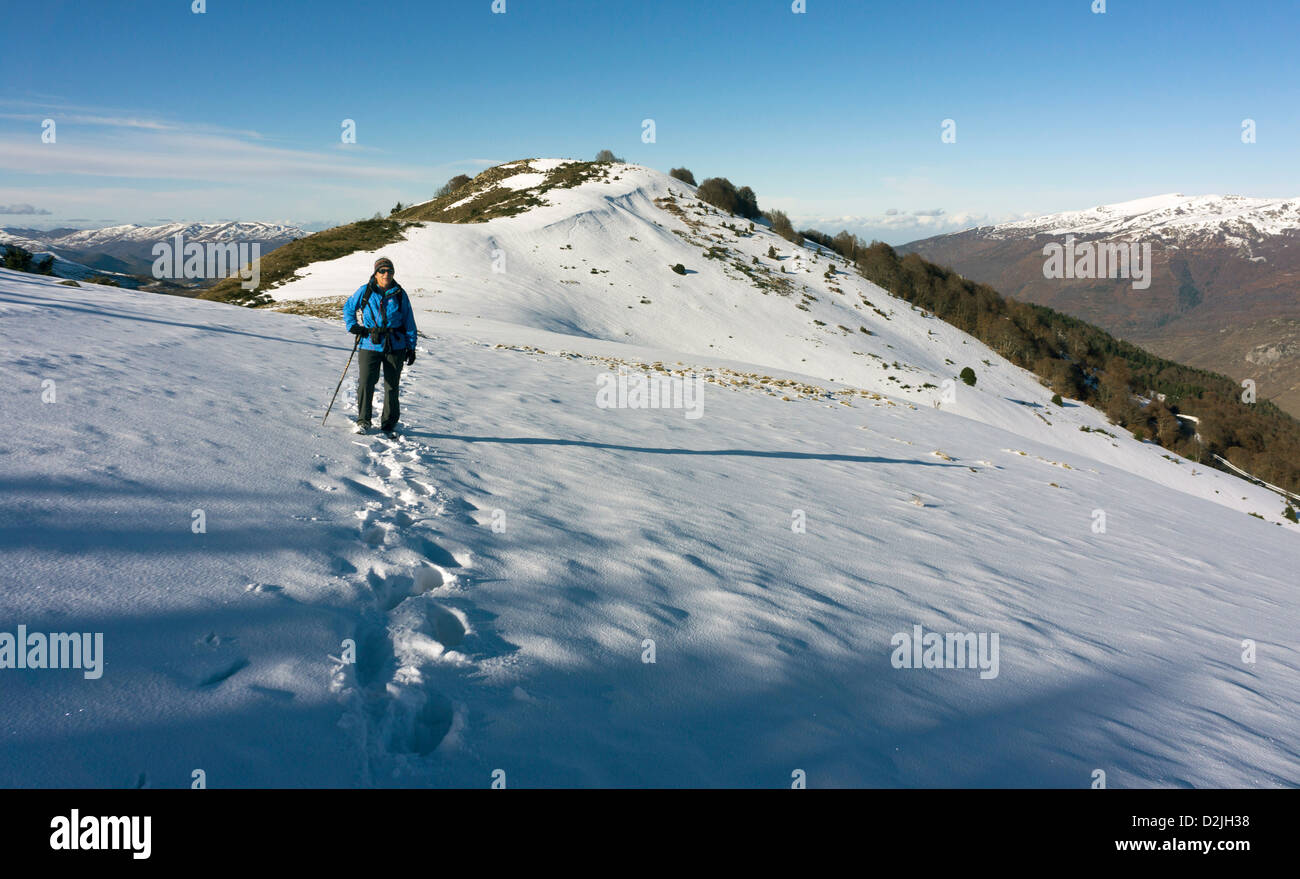 Walker en bleu sur pente de neige, Pyrénées françaises Banque D'Images