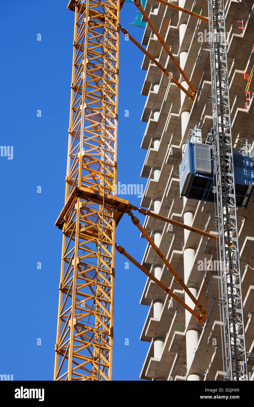 Appartement moderne avec des gratte-ciel en construction cranes attaché à lui. Banque D'Images
