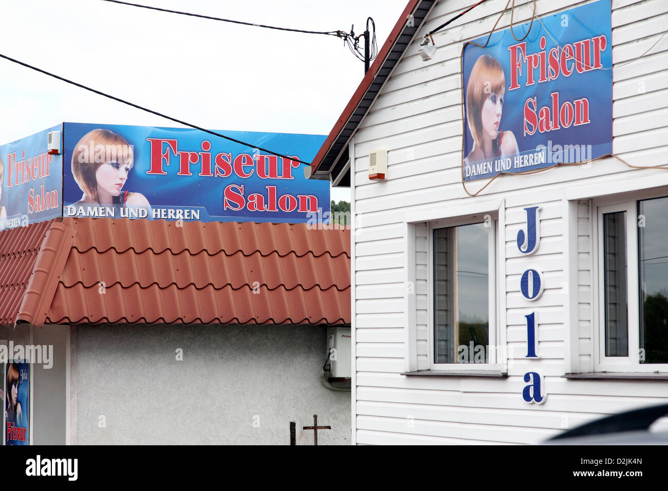 Osinow Dolny, Pologne, façade de la publicité pour un salon de coiffure Banque D'Images