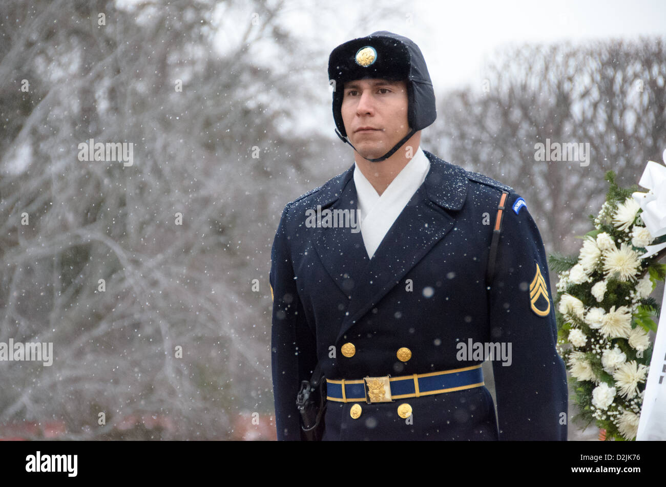Tombeau du soldat inconnu Sentinel Arlington Virginie // ARLINGTON, Virginie — Un soldat monte la garde au tombeau des inconnus au cimetière national d'Arlington pendant les chutes de neige. La sentinelle du 3rd U.S. Infantry Regiment maintient la veille cérémonielle malgré les conditions météorologiques hivernales. Le garde suit une routine précise de 21 étapes, marchant le long du tapis noir derrière la tombe avant de tourner et de faire face à l'est pendant 21 secondes, puis au nord pendant 21 secondes. La tombe du soldat inconnu est gardée en permanence 24 heures sur 24, 365 jours par an depuis 1937. Banque D'Images