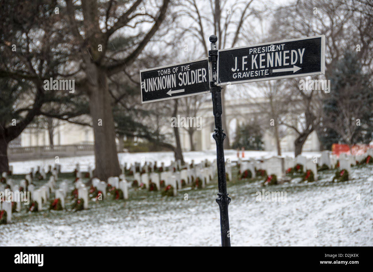 Un panneau indique les moyens de la tombe du Unkowns et John F. Kennedy's tombe au cimetière national d'Arlington dans la neige. Arlington, Virginia, United States. Banque D'Images