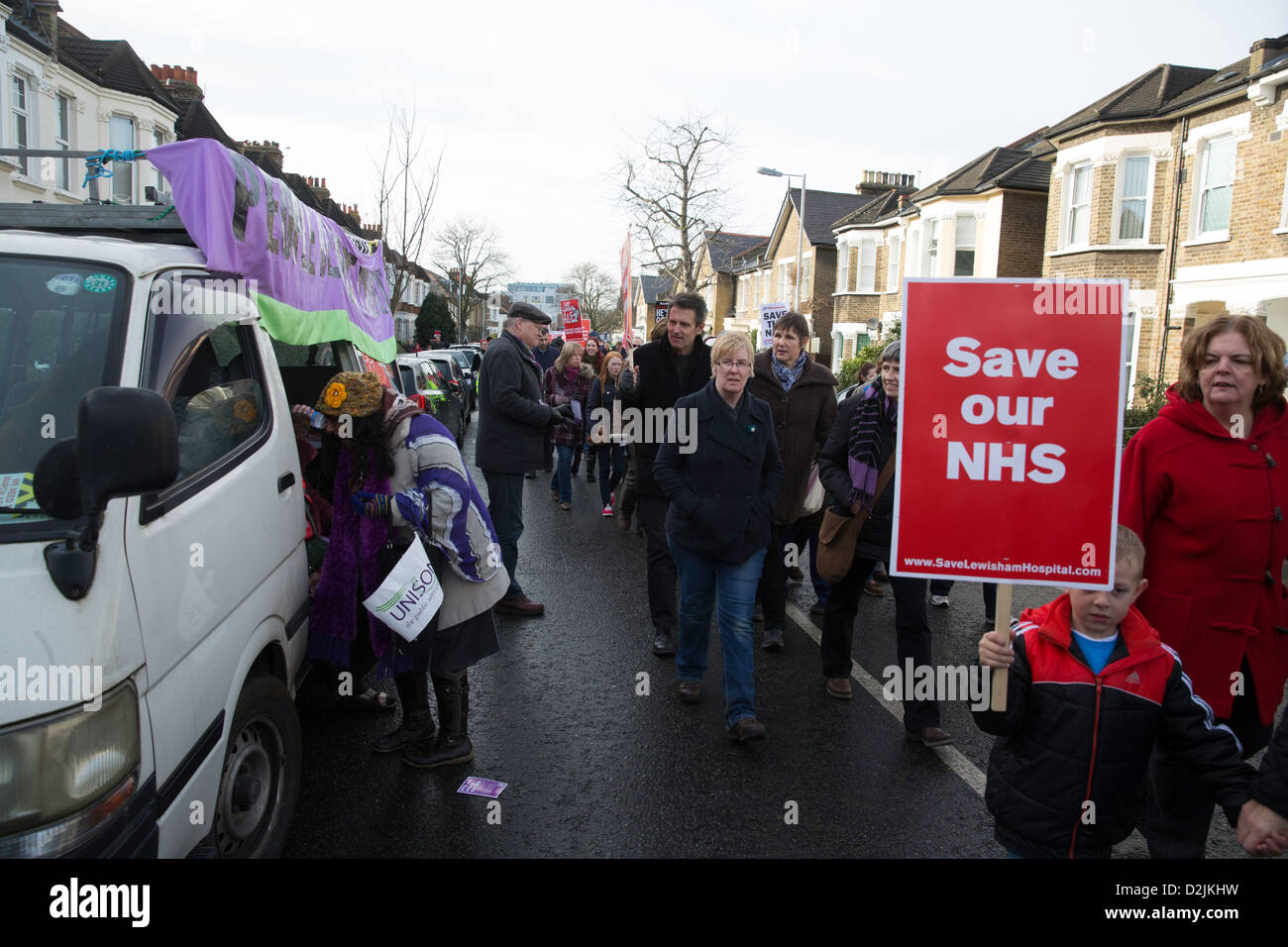 Londres, 26/01/13 Des milliers de personnes marchaient contre la fermeture de l'hôpital de Lewisham holding banderoles et scandant des slogans. Banque D'Images