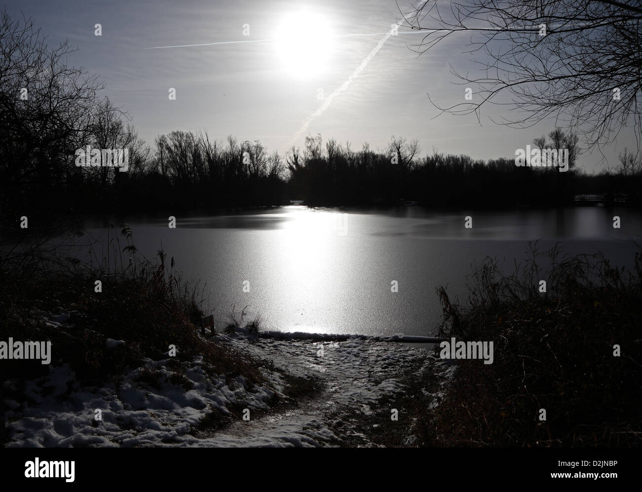 Scène du lac hiver contre-jour mono Milton country park Cambridgeshire Banque D'Images